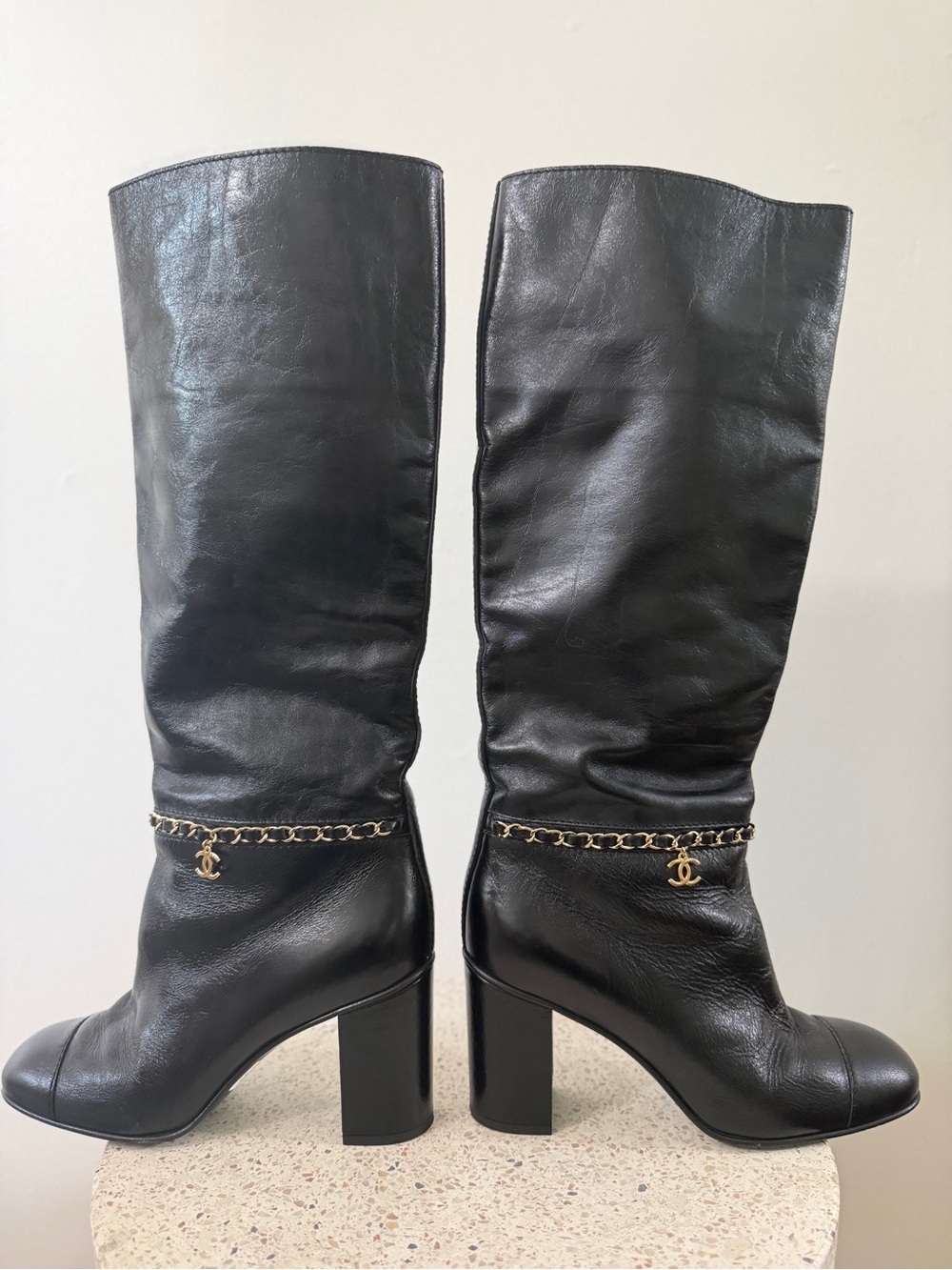 Chanel leather tall boots with a gold CC chain detail and block heel - Picture 6 of 10